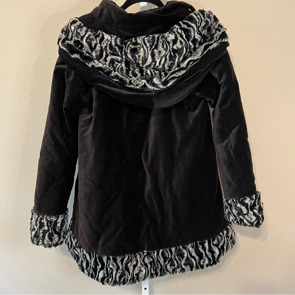 Eliana et Lena Black Coat with Faux Fur Accents - Picture 5 of 5